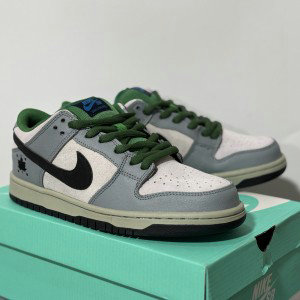 Nike Dunk SB Maple Leaf Central Park Shoes